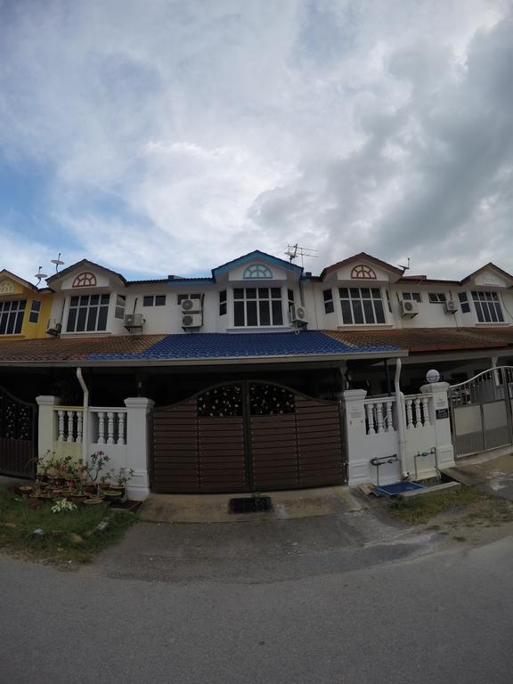 Little Blue House Kemaman Guesthouse Chukai ภายนอก รูปภาพ