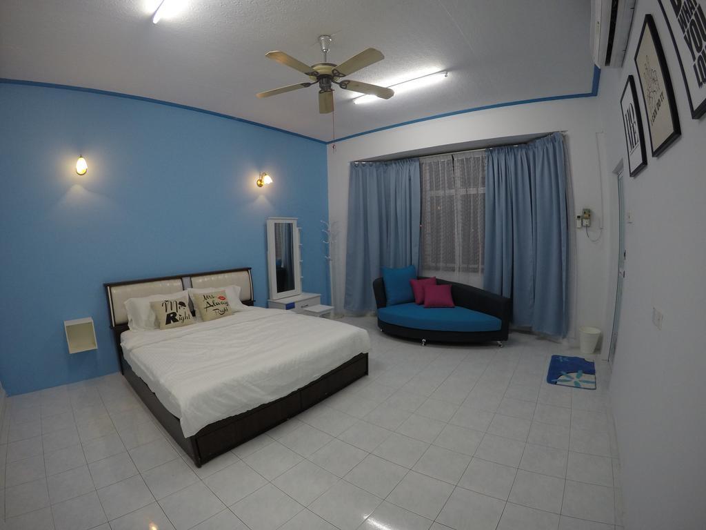 Little Blue House Kemaman Guesthouse Chukai ภายนอก รูปภาพ