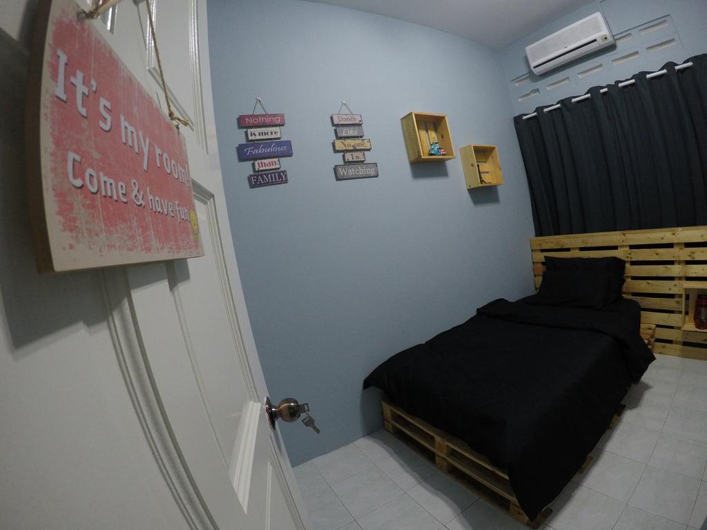 Little Blue House Kemaman Guesthouse Chukai ภายนอก รูปภาพ